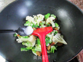 腊肉炒花菜毛毛菜的做法步骤：7