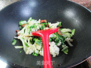 腊肉炒花菜毛毛菜的做法步骤：8