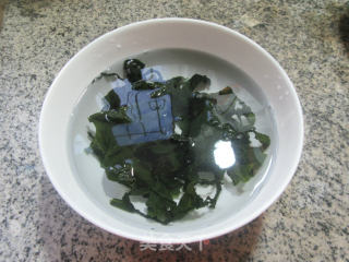裙带菜圆蛤汤的做法步骤：2
