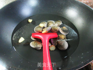 裙带菜圆蛤汤的做法步骤：3