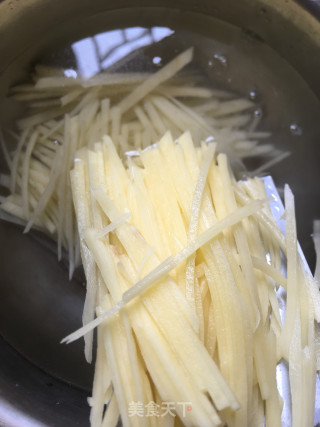 土豆丝炒韭菜的做法步骤：4