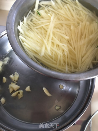 土豆丝炒韭菜的做法步骤：6