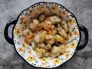 蒜蓉辣酱炒扇贝肉的做法步骤：1