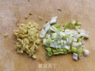 蒜蓉辣酱炒扇贝肉的做法步骤：2