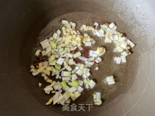 蒜蓉辣酱炒扇贝肉的做法步骤：3