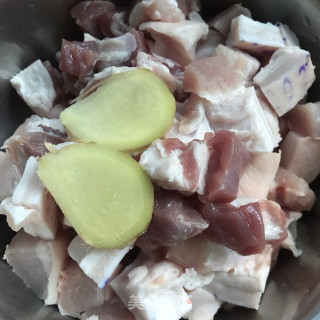 啤酒红烧肉的做法步骤：2