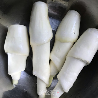 油焖茭白的做法步骤：1
