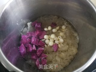 红枣紫薯银耳莲子羹的做法步骤：4