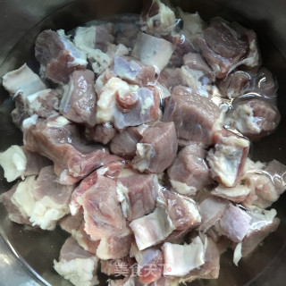 辣皮子红酒炖牛肉的做法步骤：1