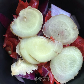 辣皮子红酒炖牛肉的做法步骤：2