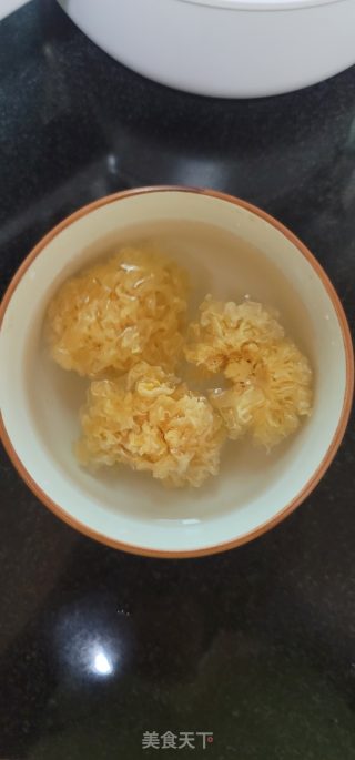 冰糖银耳露的做法步骤：1