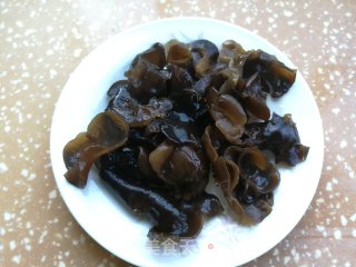黑木耳炒青菜的做法步骤：1