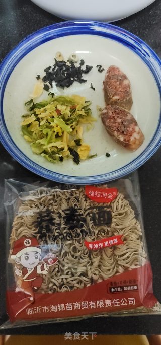 腊肠菜干荞麦面的做法步骤：1
