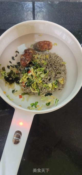 腊肠菜干荞麦面的做法步骤：2
