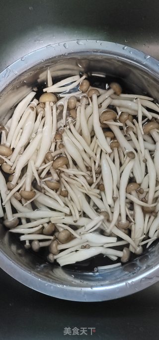 蟹味菇番茄鸡蛋汤的做法步骤：1