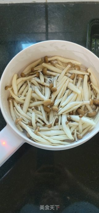 蟹味菇番茄鸡蛋汤的做法步骤：2