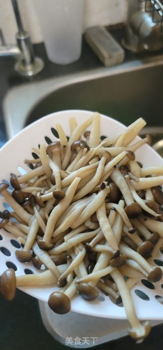 蟹味菇番茄鸡蛋汤的做法步骤：3