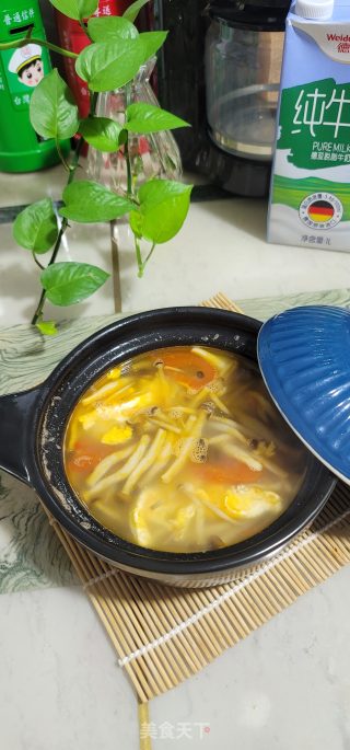 蟹味菇番茄鸡蛋汤的做法步骤：10