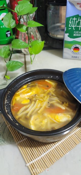 蟹味菇番茄鸡蛋汤的做法步骤：11
