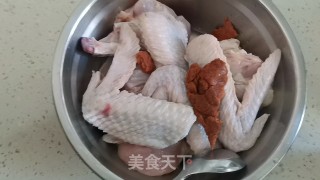 电饭锅焖鸡翅的做法步骤：1