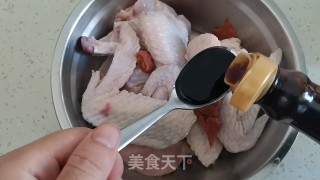 电饭锅焖鸡翅的做法步骤：2