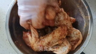 电饭锅焖鸡翅的做法步骤：4