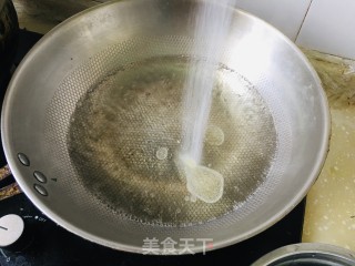 白灼西兰花的做法步骤：1