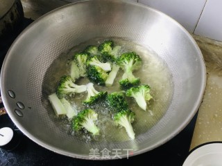 白灼西兰花的做法步骤：2