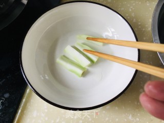 白灼西兰花的做法步骤：3