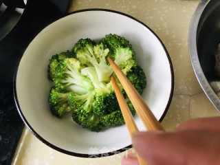 白灼西兰花的做法步骤：4
