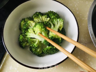 白灼西兰花的做法步骤：5