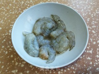 虾仁青菜鸡蛋炒饭的做法步骤：1