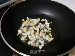 蛏子煎蛋面条的做法步骤：3