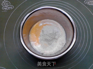 蛋黄腊肠面包的做法步骤：2