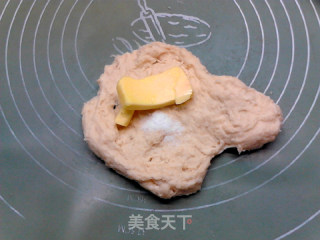 蛋黄腊肠面包的做法步骤：4