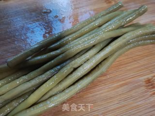 酸豆角炒肉末的做法步骤：2