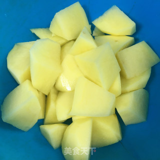 土豆烧牛腩的做法步骤：2