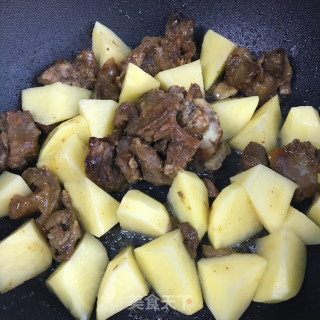 土豆烧牛腩的做法步骤：4