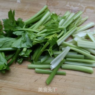 芹菜拌熟肉的做法步骤：1