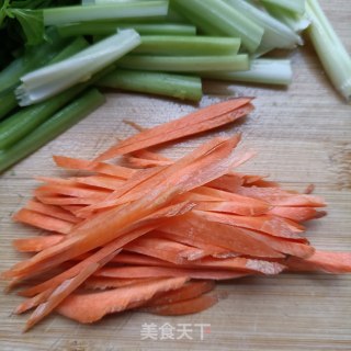 芹菜拌熟肉的做法步骤：2