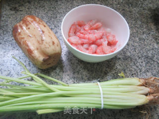 虾仁芹菜炒莲藕的做法步骤：1