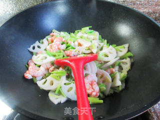 虾仁芹菜炒莲藕的做法步骤：9