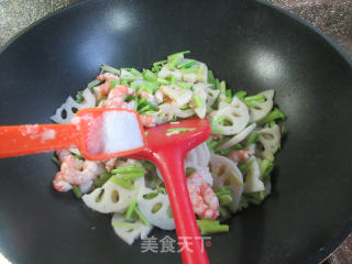 虾仁芹菜炒莲藕的做法步骤：10