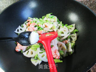 虾仁芹菜炒莲藕的做法步骤：11