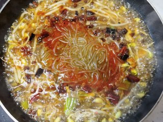 牛肉卷豆芽煮粉条的做法步骤：12
