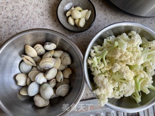蛤蜊煮花菜的做法步骤：1