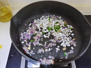 剩饭改造之海苔薯片炒饭！的做法步骤：4