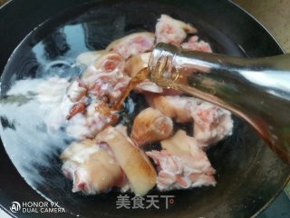 莲藕炖猪蹄的做法步骤：2