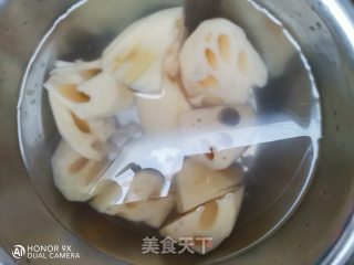 莲藕炖猪蹄的做法步骤：4
