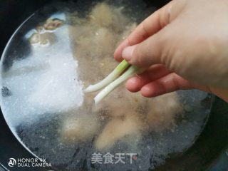 莲藕炖猪蹄的做法步骤：7